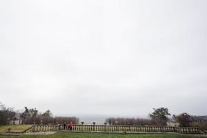 mãe com quatro filhos visita o castelo pidhirtsi, região de lviv, ucrânia. turista familiar. foto