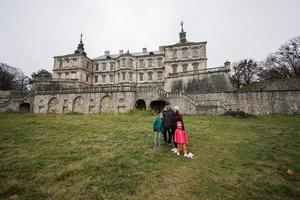 família com filhos visita castelo pidhirtsi, região de lviv, ucrânia. foto