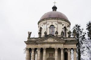 igreja católica romana barroca de st. José meados do século XVIII. latim na fachada principal - para a glória de nosso senhor deus, pidhirtsi, oblast de lviv, ucrânia. foto