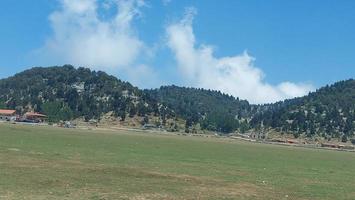 lindo natural cenário com montanhas foto