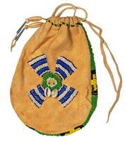 saco do a norte americano índios. fez a partir de camurça bordado com colorida vidro miçangas e couro cordas foto