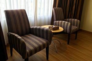 duas cadeiras em um quarto de hotel foto