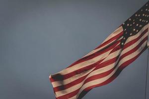americano bandeira acenando dentro a vento, às a americano cemitério às magraten dentro a Holanda. foto