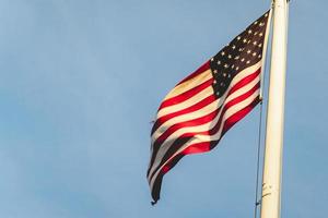 americano bandeira acenando dentro a vento, às a americano cemitério às magraten dentro a Holanda. foto