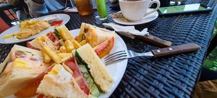 ocidental esteio café da manhã cardápio, carne sanduíches com legumes combinado com francês fritas foto