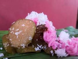 tradicional Jepara comida, nomeadamente gethuk putu mayang misturado guarda que é dado Grato coco. foto