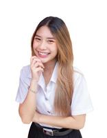 ásia retrato do a adulto tailandês aluna dentro universidade aluna uniforme. jovem ásia lindo menina em pé com confiança isolado em branco fundo. foto