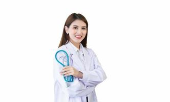 ásia profissional mulher médico vestindo branco roupão e estetoscópio em pé com braços cruzado isolado em branco fundo em a tema do saúde Cuidado. foto