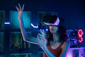 uma jovem ásia mulher usando virtual realidade , vr caixa para jogar conectados jogos ou Assistir filme foto