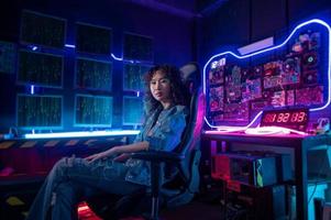 a ásia mulher programador é trabalhando dentro dela computador quarto , futurista tecnologia conceito foto