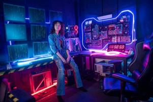 a ásia mulher programador é trabalhando dentro dela computador quarto , futurista tecnologia conceito foto