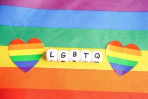 personagem de texto lgbt com coração de bandeira de arco-íris para símbolo do mês do orgulho lésbicas, gays, bissexuais, transgêneros, direitos humanos, tolerância e paz. foto
