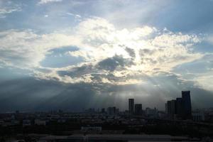 Sombrio azul nuvem com branco luz pôr do sol céu fundo e cidade luz meia noite tarde Tempo foto