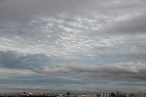 Sombrio azul nuvem com branco luz Sol conjunto céu fundo e cidade luz meia noite tarde Tempo foto