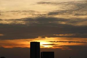 Sombrio azul nuvem com branco luz pôr do sol céu fundo e cidade luz meia noite tarde Tempo foto