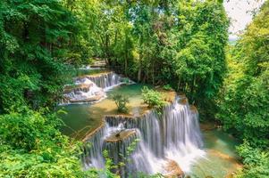 paisagem da cachoeira huai mae khamin parque nacional srinakarin em kanchanaburi tailândia.huai mae khamin cachoeira quarto andar chatkaew foto