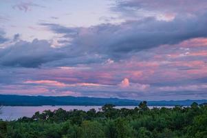 bela vista da paisagem e pôr do sol do ponto de vista do parque nacional srinakarin da cachoeira huai mae khamin em kanchanaburi tailândia. foto