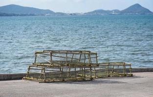 lagosta e caranguejo panelas empilhado pescaria internet pegando em a baía foto