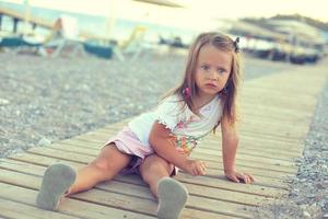 lindo pequeno menina em a de praia foto