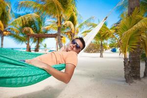 homem em uma maca de a de praia foto