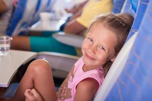 pequeno menina em avião foto