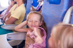 pequeno menina em avião foto