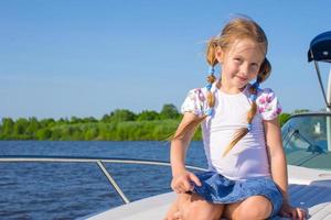 fofa pequeno menina em uma barco foto