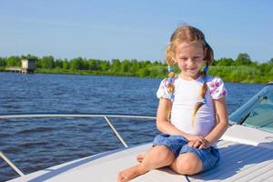 fofa pequeno menina em uma barco foto