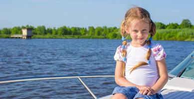 fofa pequeno menina em uma barco foto