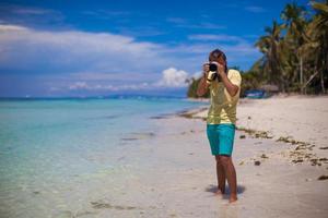 homem levando uma foto em a de praia