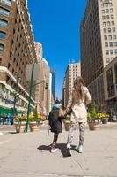 mãe e filha dentro a cidade foto