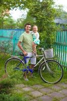 pai e filha com bicicleta foto