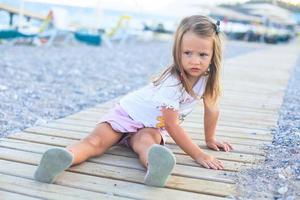 choco pequeno menina em a de praia foto