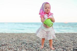 choco pequeno menina em a de praia foto