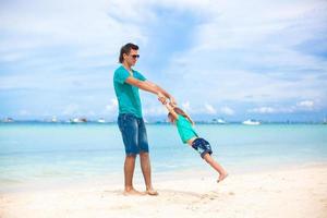 família em uma de praia viagem foto