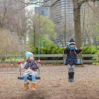 pequeno meninas tendo Diversão em a parque foto