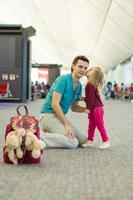 pai e filha em a aeroporto foto