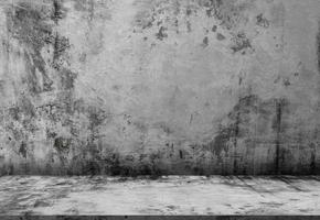 concreto parede textura, cinza cimento chão com rude grunge superfície, estúdio quarto Sombrio cinzento fundo com cru gesso em parede, horizonte pano de fundo fundo com cópia de espaço para exibição produtos apresentação foto