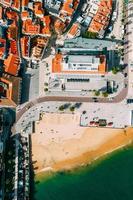 vista aérea de cima para baixo da praia da ribeira em cascais, portugal foto