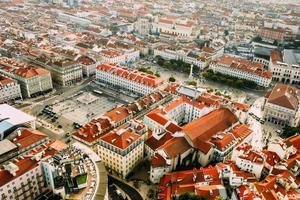 aéreo zangão Visão do principal quadrados e marcos dentro de lisboa baixa distrito, Incluindo Figuera e Rossio quadrados foto