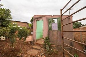 planaltina, Goiás, brasil, fevereiro 18 2023 uma mal construído casa dentro brasil, este é em a Beira do desmoronando foto