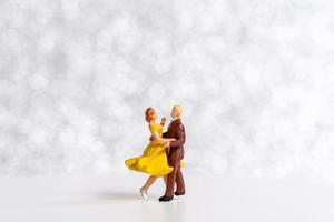 miniatura casal dançando em dança chão , internacional dança dia conceito foto