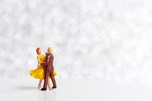 miniatura casal dançando em dança chão , internacional dança dia conceito foto