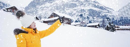 Grindelwald Suíça topo do Europa, ásia mulher vestindo amarelo casaco.ela é sentir muito feliz em período de férias dentro a montanhas background.travel viagem Nevado inverno em montar Grindelwald dentro Suíça, foto