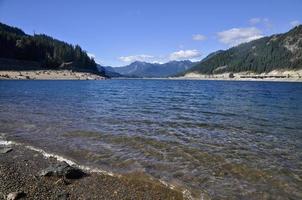 lago com Claro água e lindo arredores foto