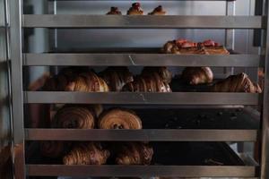 pães estão armazenado em prateleira carrinho foto