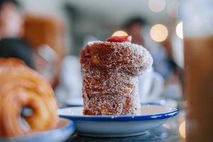 cruffin ou kraffin dentro uma pequeno branco prato foto