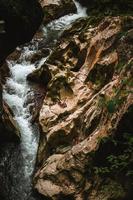 majestoso desfiladeiros du pont du diable caverna dentro França foto