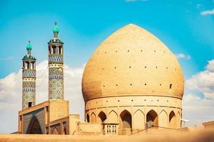 Visão do tradicional minaretes e cúpulas dentro yazd às pôr do sol, Eu corri foto