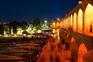 isfahan, Eu corri - 15º junho, 2022 - velho khajoo ponte às noite, através a zayandeh rio dentro isfahan, irã. foto